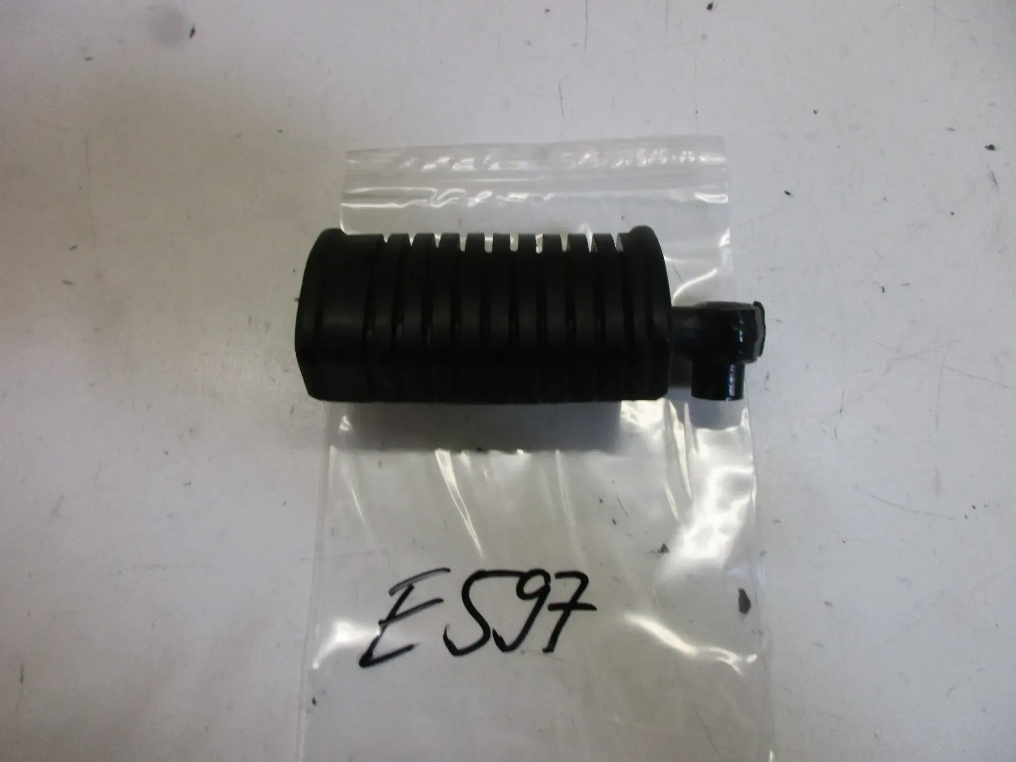 E597. Suzuki GS 750_850 Fußraste vorne links 43526-45010 Fussraste Fahrerraste foot - Bild 1