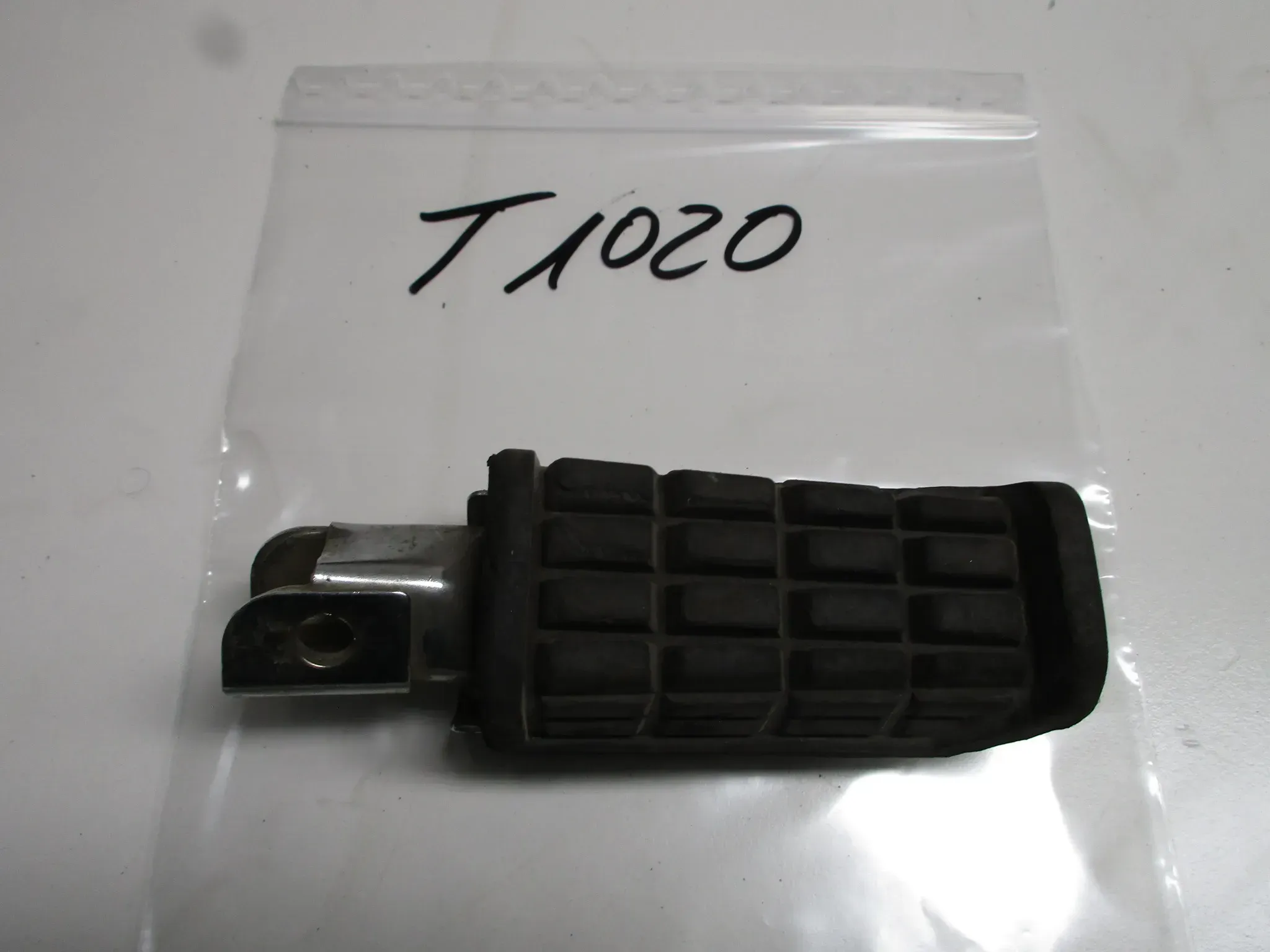 T1020 Honda VF 750 F RC15 Fussraste hinten rechts Soziusraste footrest - Bild 1