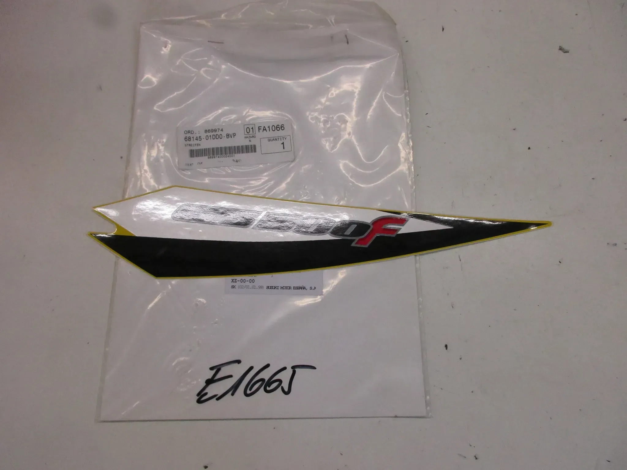 E1665. Suzuki GS 500 F Aufkleber Dekor 68145-01DD0-BVP Verkleidung links Emblem - Bild 1