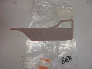 E1696. Suzuki GSX 750 E Aufkleber Dekor 68136-45420-71P Verkleidung rechts Emblem - Bild 1