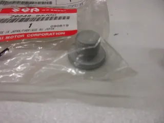 E2094 Suzuki Verschluß 29248-93J00 Schraube Stopfen Plug 12x9 mm Motor Ölwanne - Bild 2