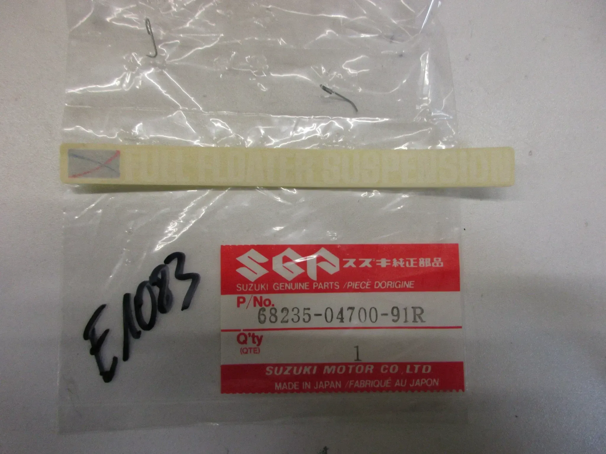 E1083. Suzuki GSX 1100 E Aufkleber Dekor 68235-04700-91R Emblem Verkleidung Schriftzug - Bild 1