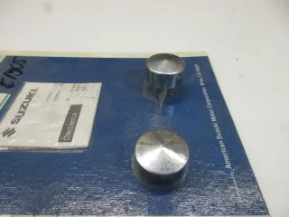 E1905. Suzuki VZ 800 Marauder Abdeckung Chromkappen 99950-70176 Steckachse Deckel Kappe Blende - Bild 3