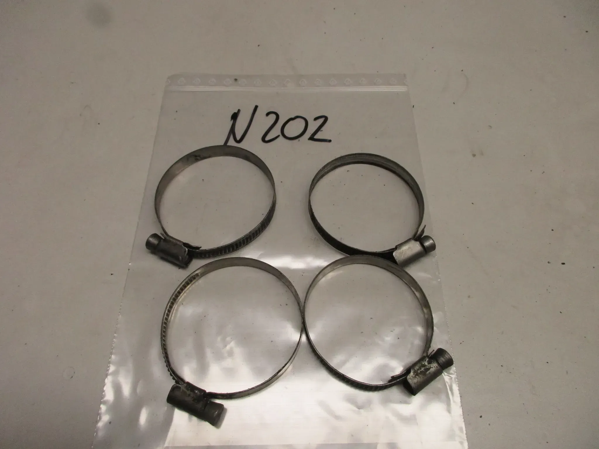 N201 BMW R 80_100 RT Ansaugstutzen Rohrschellen Halter Kleinteile Flansche - Bild 1