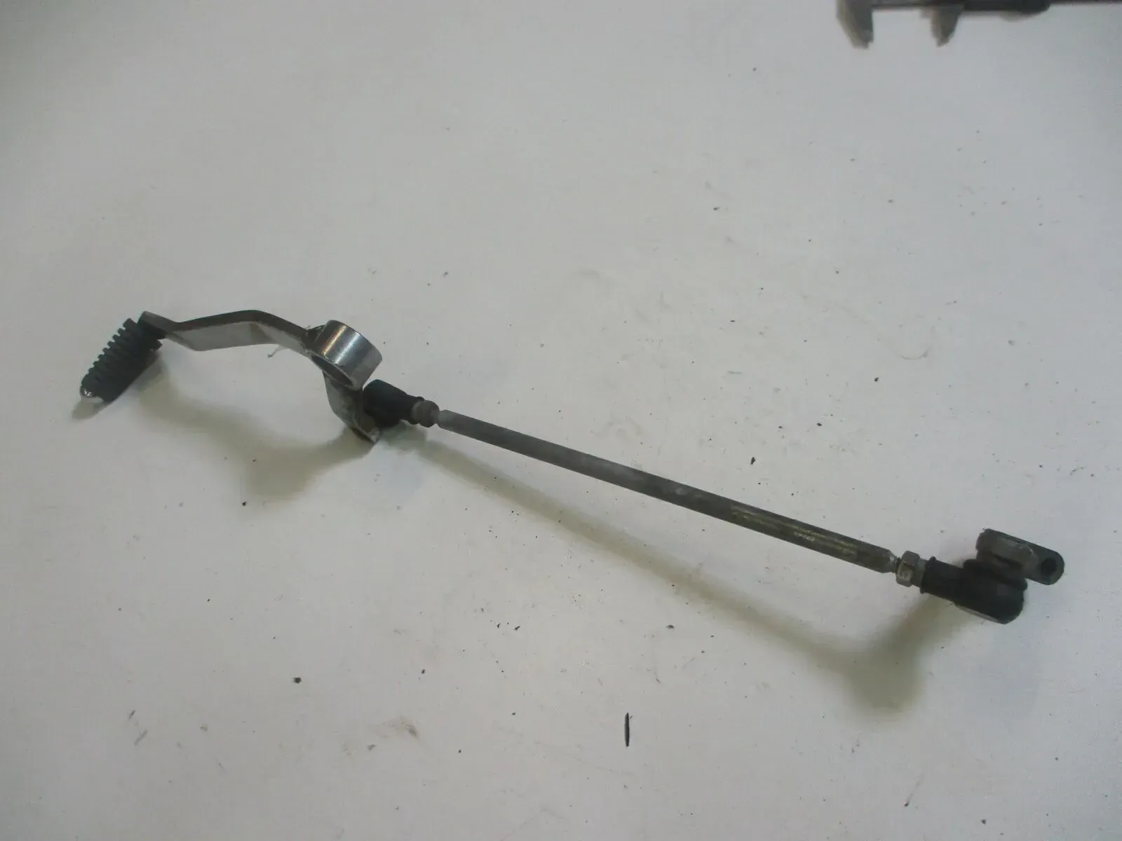 3. Suzuki GSF 600 Bandit GN 77 B Schalthebel Ganghebel unten mit Umlenkung - Bild 1