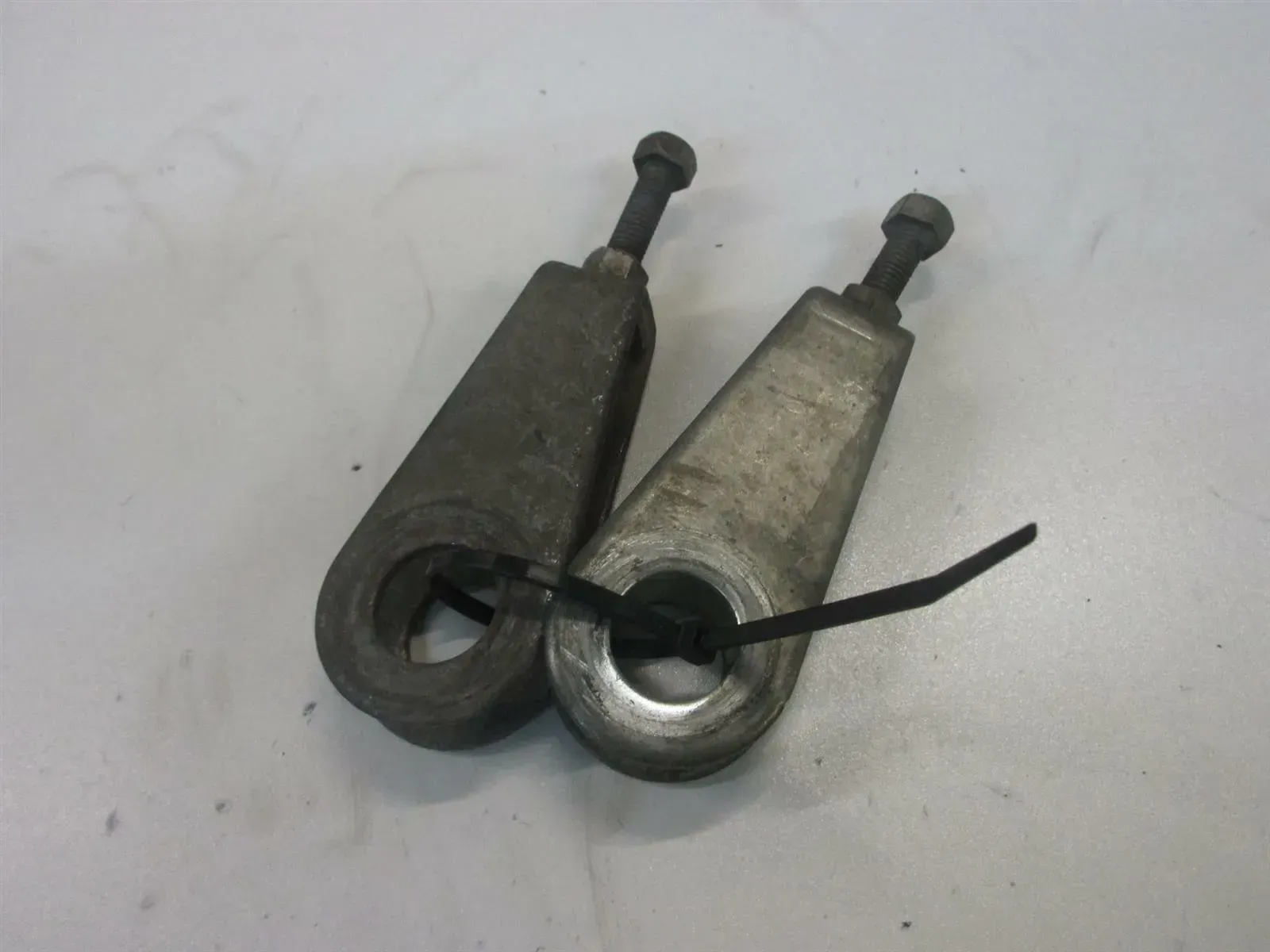O. Suzuki GSX 750 E GS75X Kettenspanner rechts links Kettenspannersatz - Bild 1