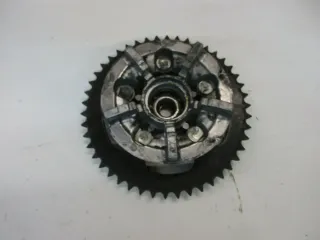 O2. Suzuki GSX 600 F GN72B Kettenradträger hinten Antrieb Felge Ritzel Zahnrad - Bild 3