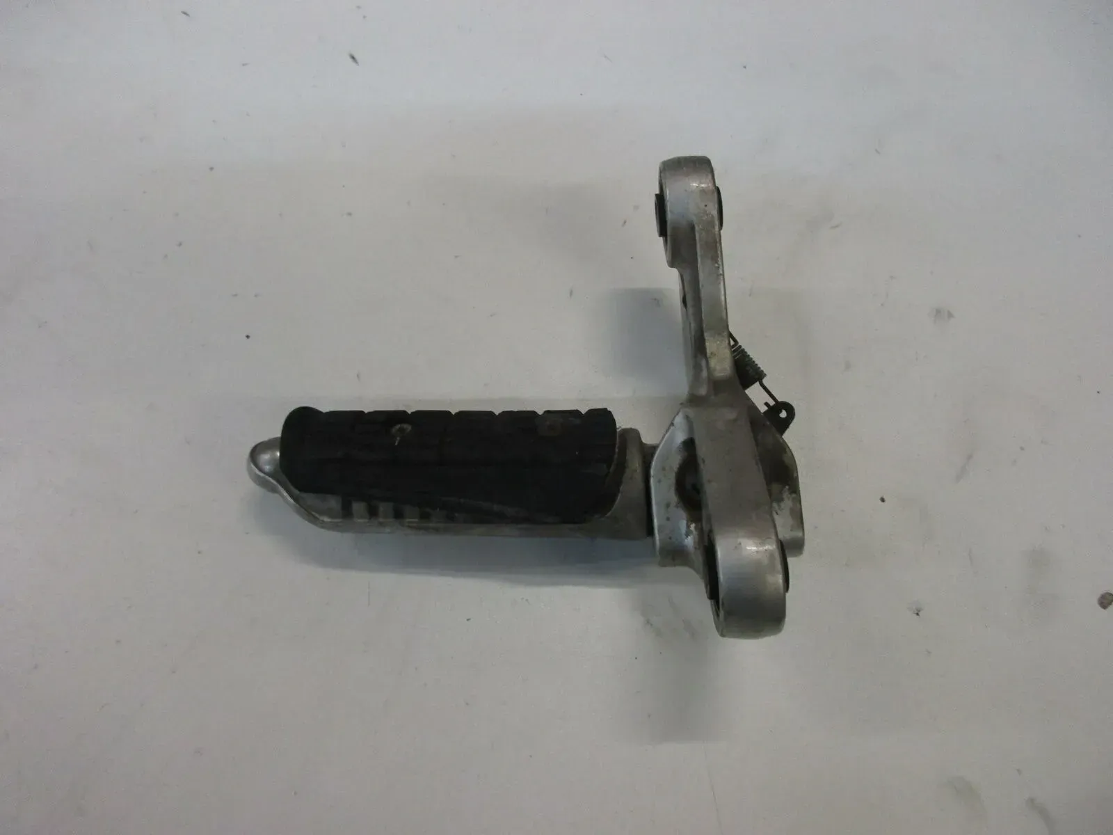 O. Suzuki GSX 600 F GN72B Fußrastenhalter mit Fußraste (1) vorne rechts Halter - Bild 1