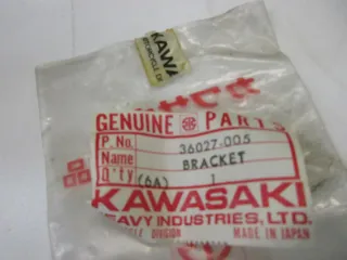 K465 Kawasaki Halter Aufnahme Blinker Blinkerhalter Verkleidung 36027-005 - Bild 4