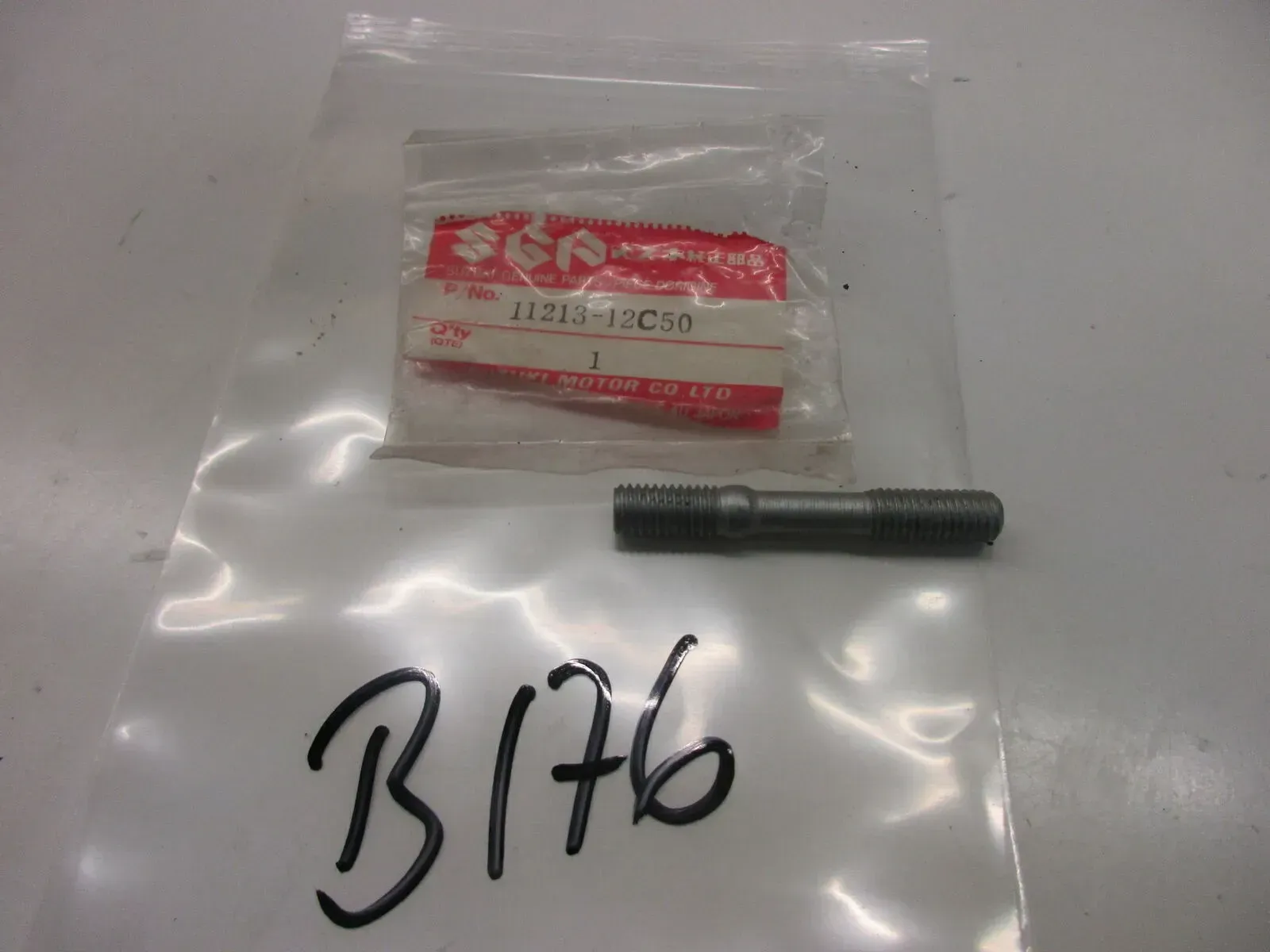 B176. Suzuki Schraube Stehbolzen Motor Zylinder Bolzen bolt 11213-12C50 - Bild 1