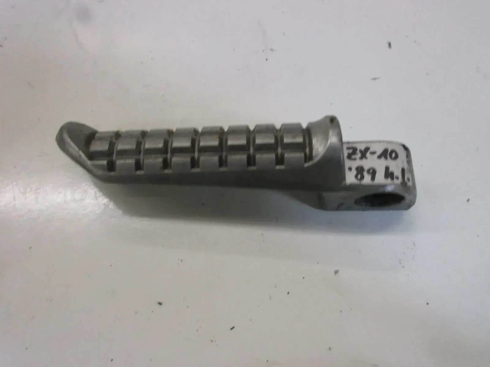 2. Kawasaki ZX-10 Tomcat ZXT 00 B Fußraste hinten links Soziusraste Fussraste - Bild 1