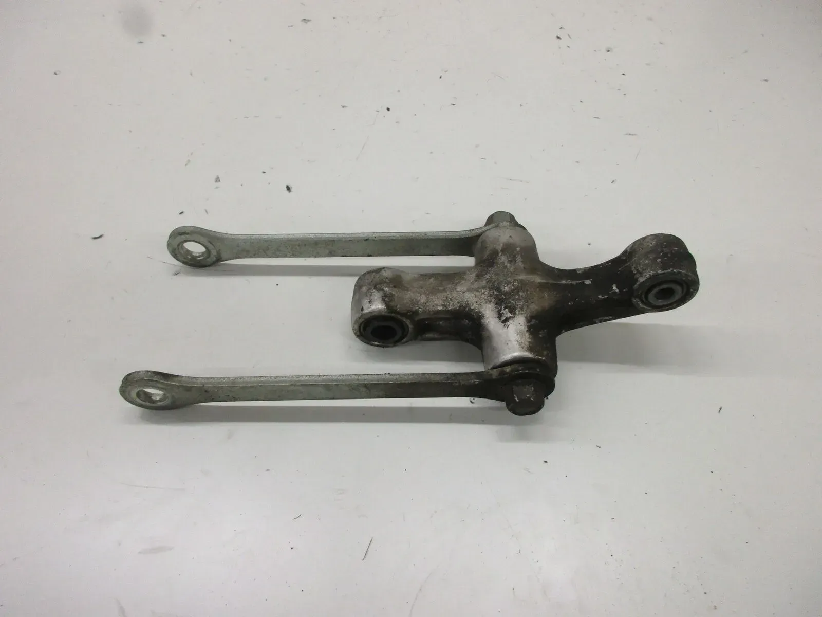 Suzuki GSX 600 F Typ AJ Umlenkung Knochen Federbein Schwinge Aufnahme Halter - Bild 1