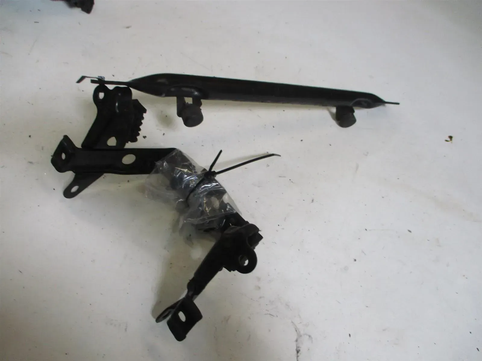 Tankhalter Rahmen 3. Suzuki GSX 750 F GR 78 Strebe Halter Träger Hilfsrahmen - Bild 1