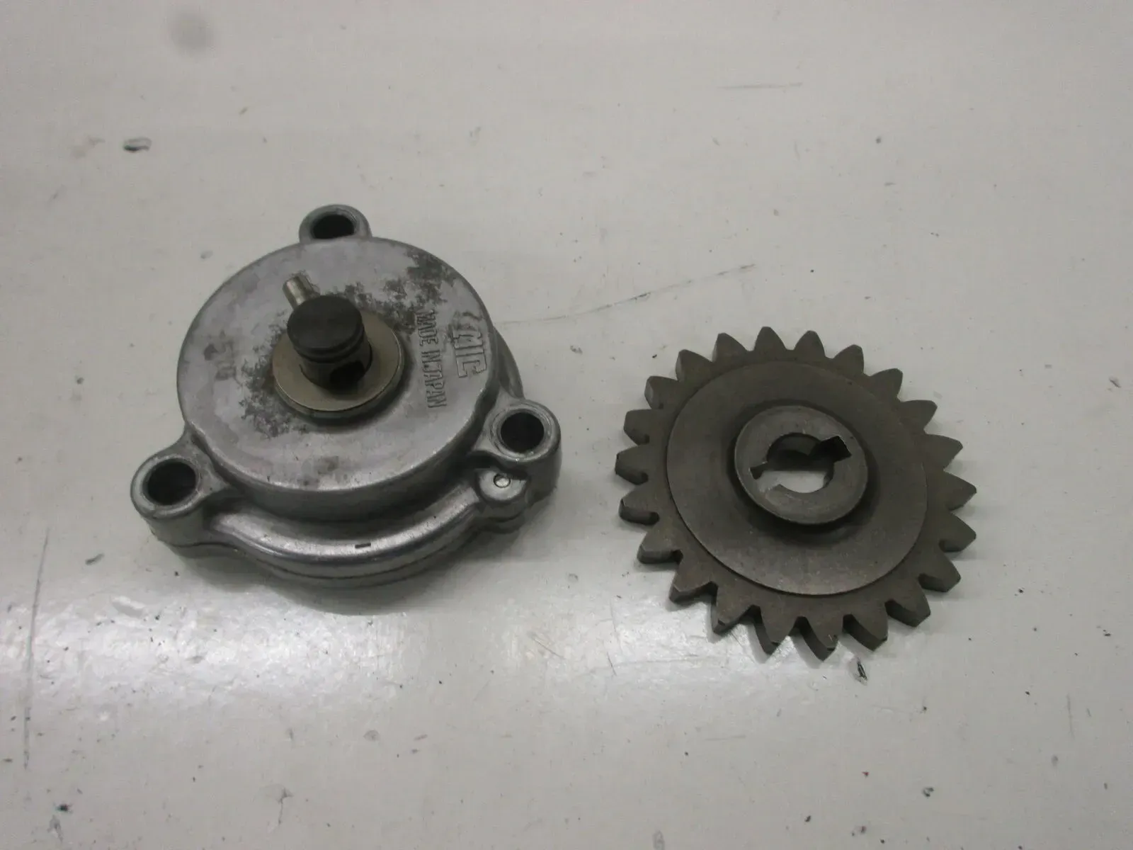 Suzuki DR 600 R SN 41 A Ölpumpe Motor Motorölpumpe Schmierstoffpumpe oil pump - Bild 1