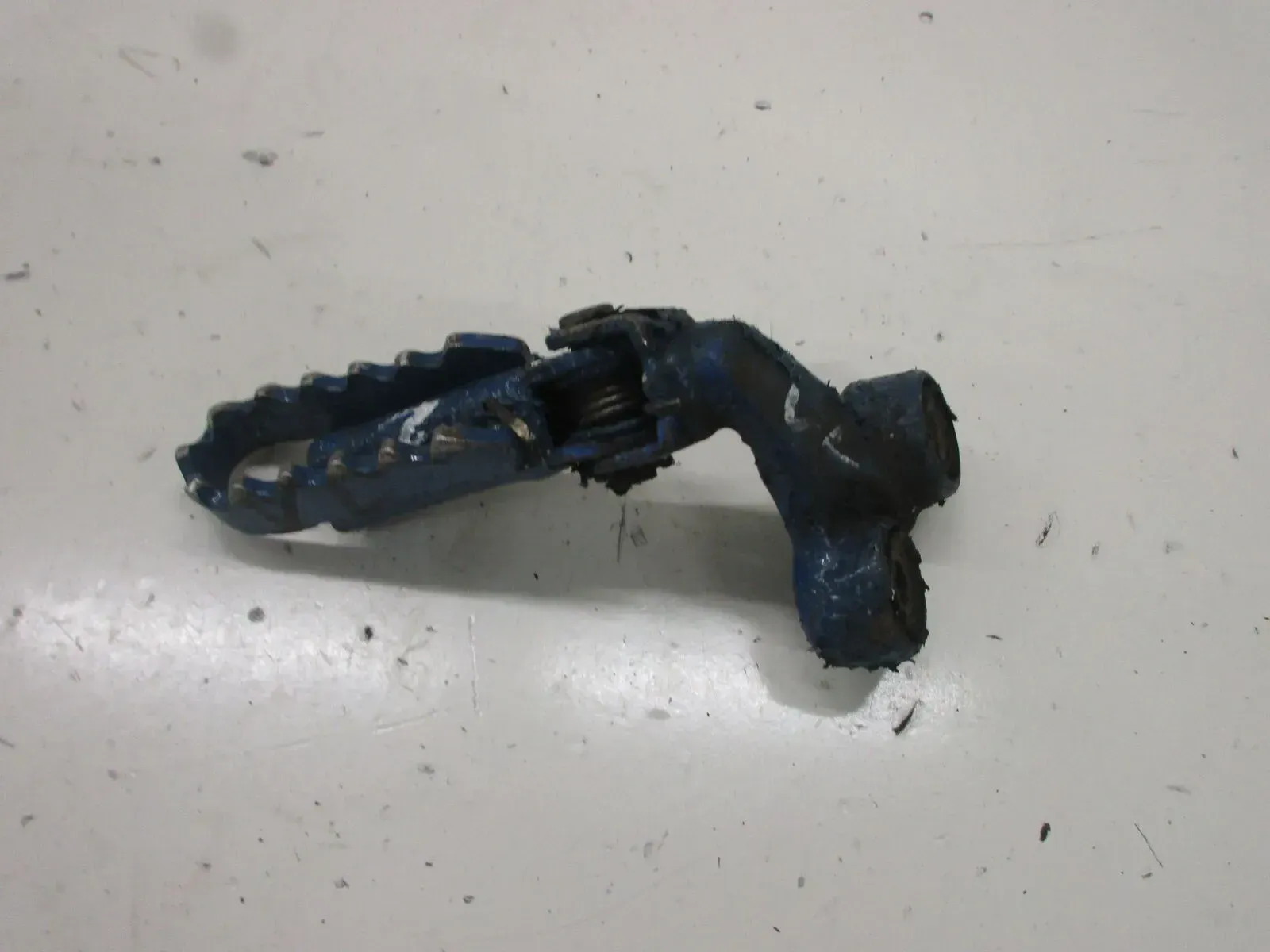 1. Suzuki DR 650 R SP 44 B Fußraste vorne links (2) Fussraste Fustrastenhalter - Bild 1