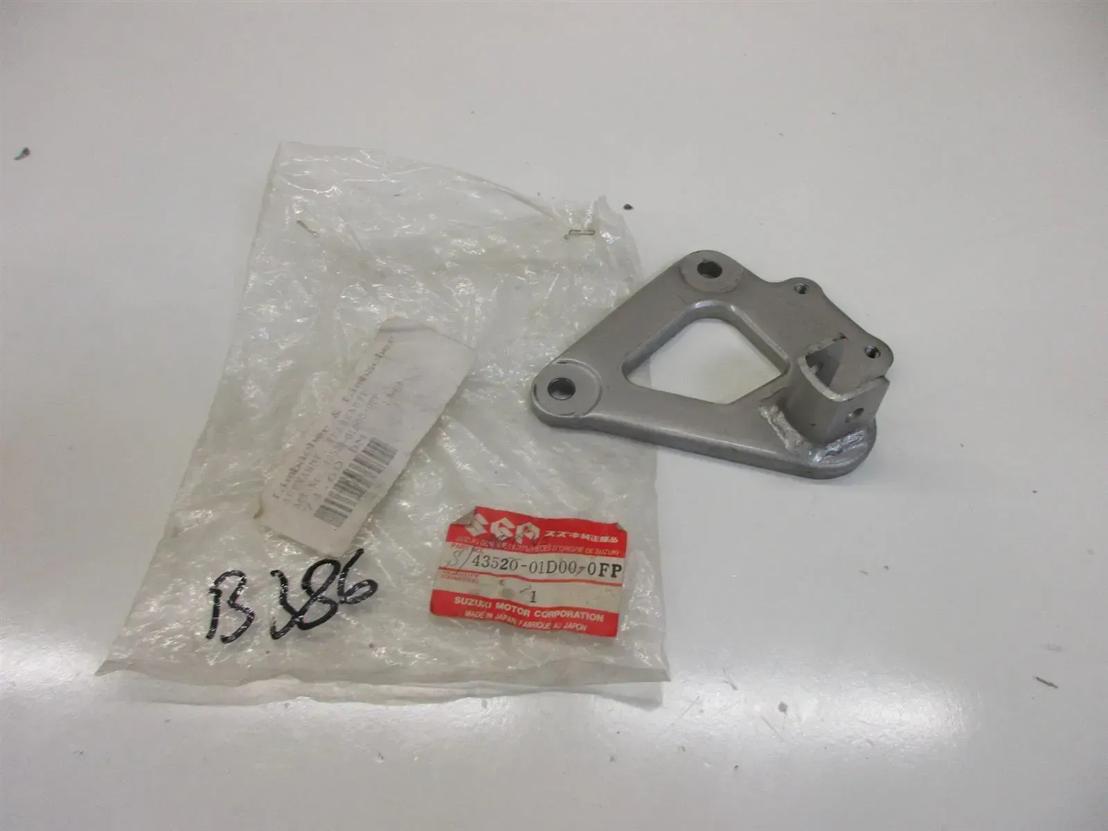 B386. Suzuki GS 500 F Fußrastenhalter vorne links Fussraste Halter 43520-01D00 - Bild 1
