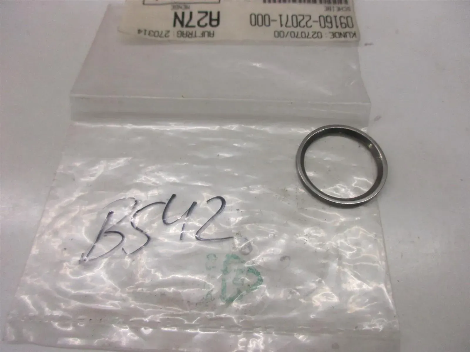 B542. Suzuki RGV 250 Unterlegescheibe 22x27,5 Motor Kurbelwelle 09160-22071 - Bild 1