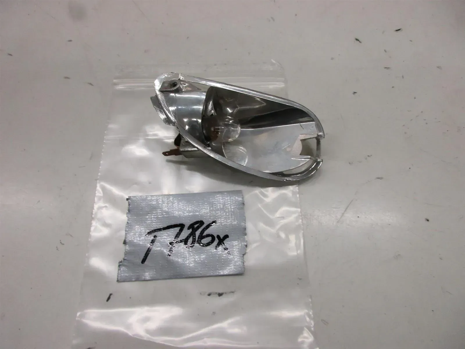T786. Piaggio Vespa PX Pk Blinkergehäuse vorne Blinker Triom 338554 - Bild 1
