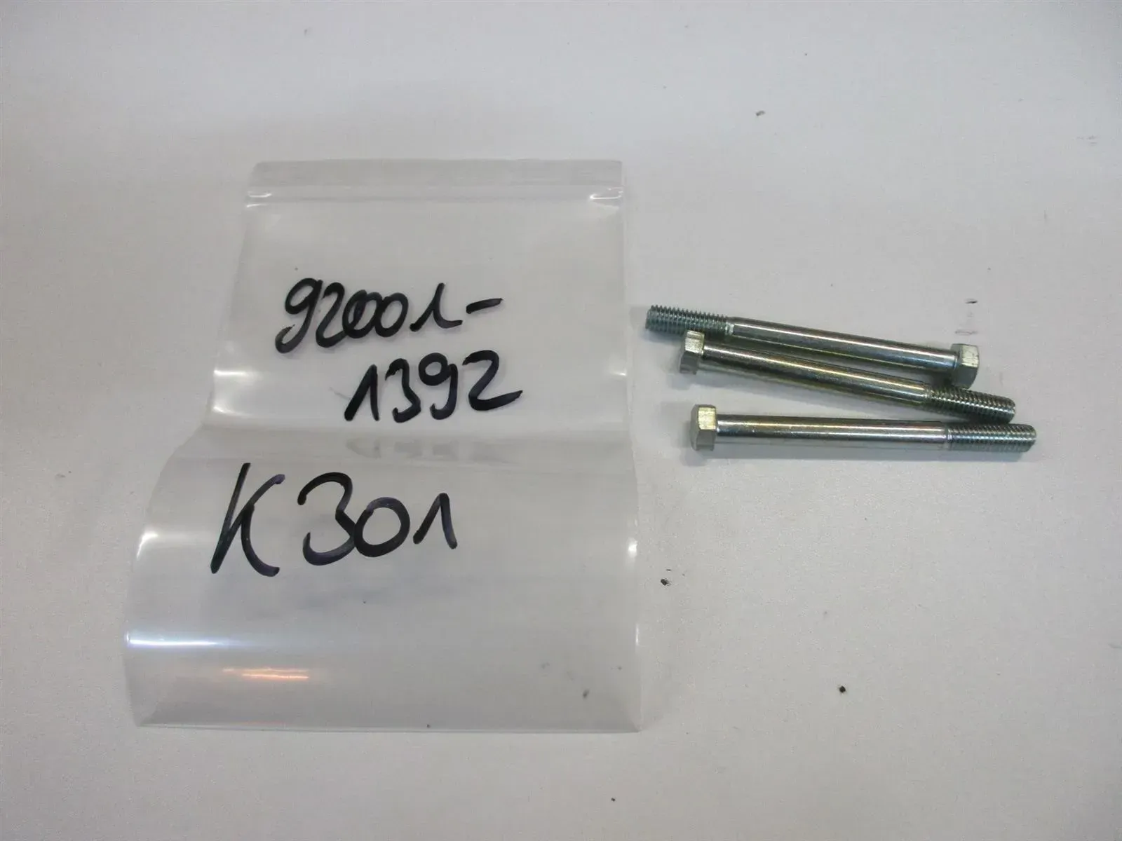 K301 Kawasaki KLR 250 KL250 Schraube Motor Rahmen Bolzen Motordeckel 92001-1392 - Bild 1