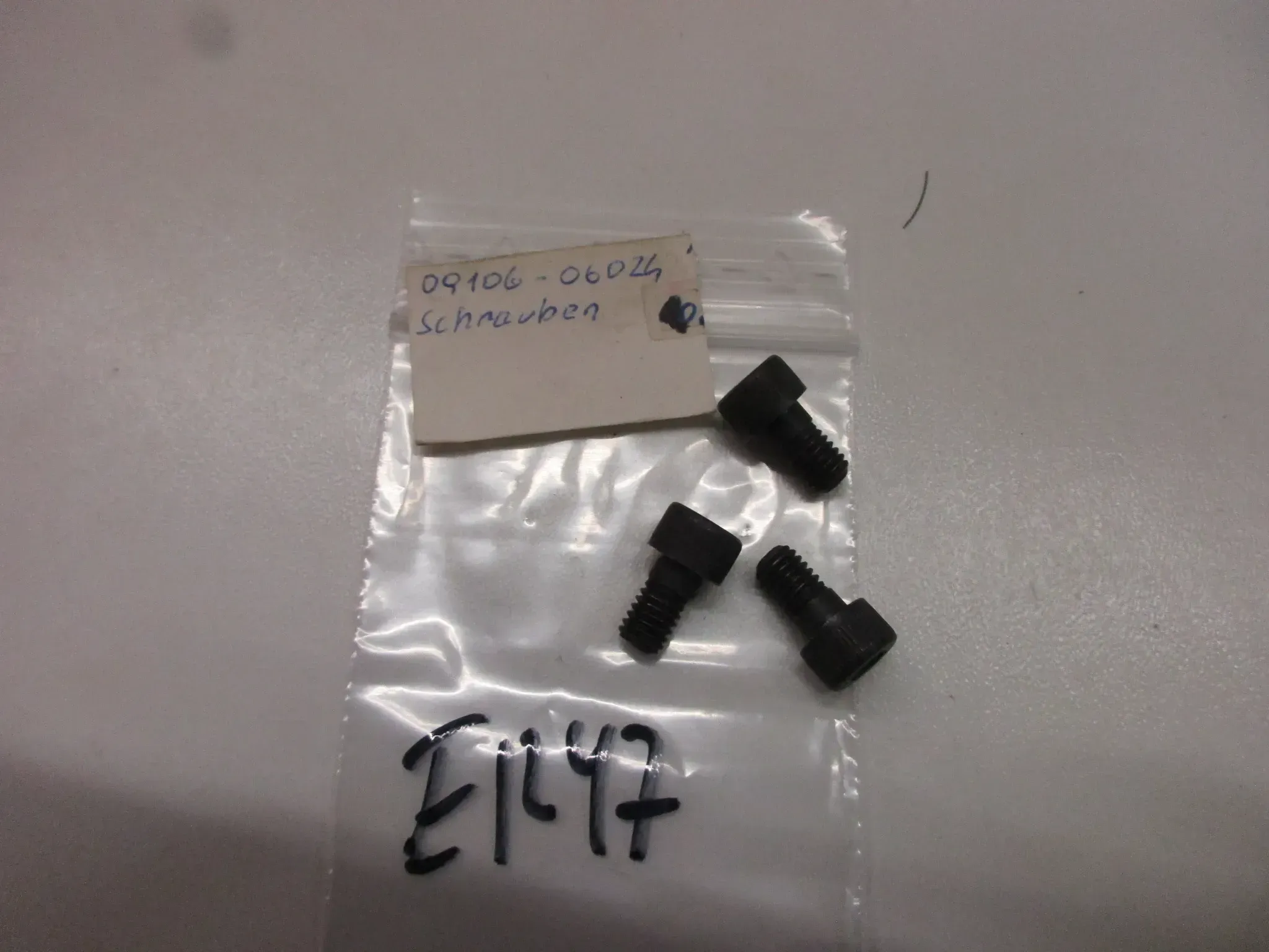 E1247 Suzuki GN 125 Schraube Bolzen 09106-06024 Nockenwelle M6 mm Motor bolt - Bild 1