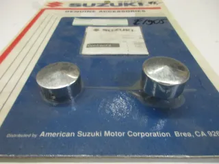 E1905. Suzuki VZ 800 Marauder Abdeckung Chromkappen 99950-70176 Steckachse Deckel Kappe Blende - Bild 2