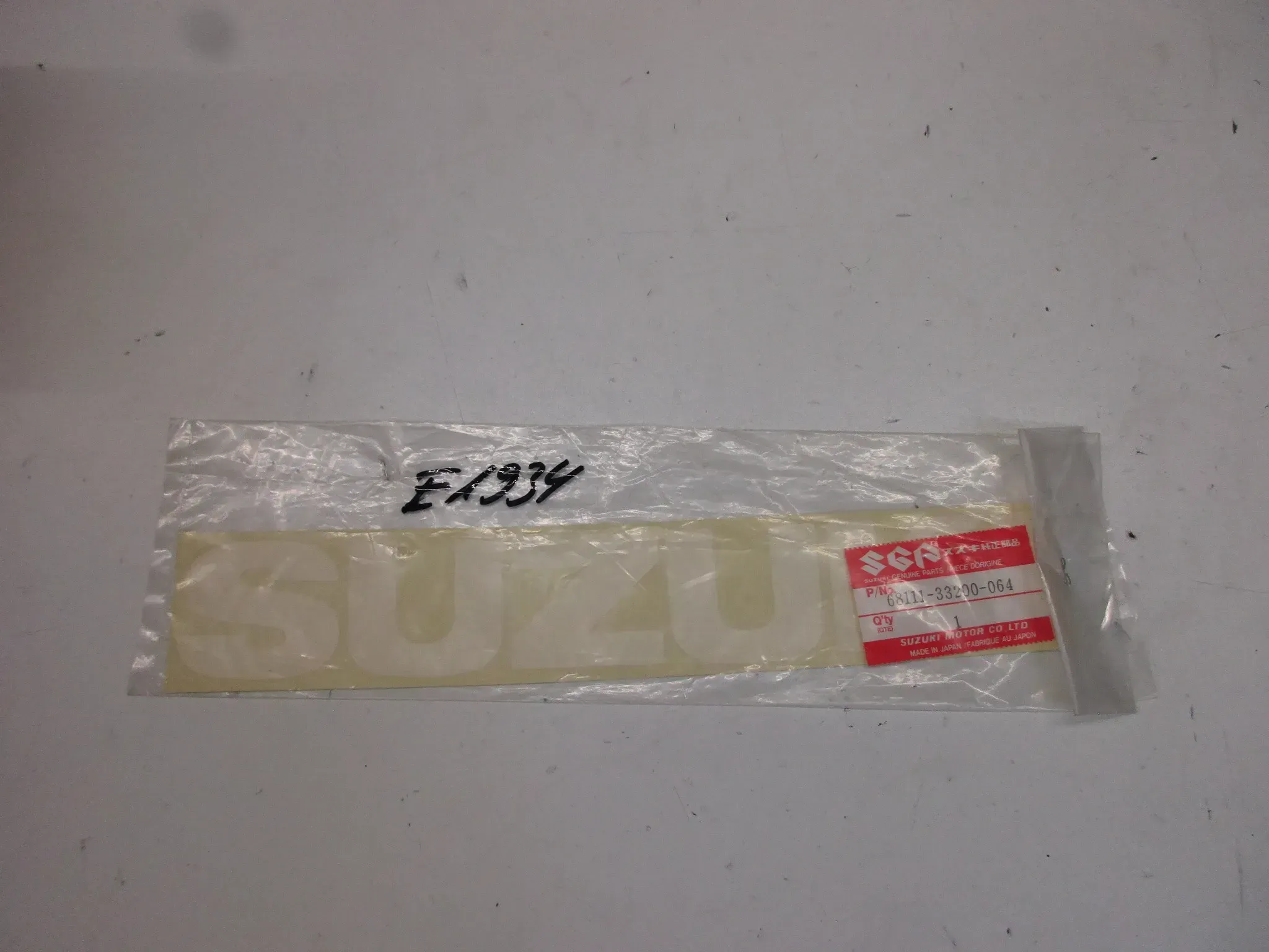 E1934. Suzuki GSX-R 750 Aufkleber 68111-33200-064 Dekor Verkleidung Emblem Logo - Bild 1