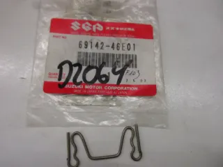E2064 Suzuki GSX-R 750 Klammer Bügel 69142-46E01 Clip Bremssattel hinten Halter - Bild 3