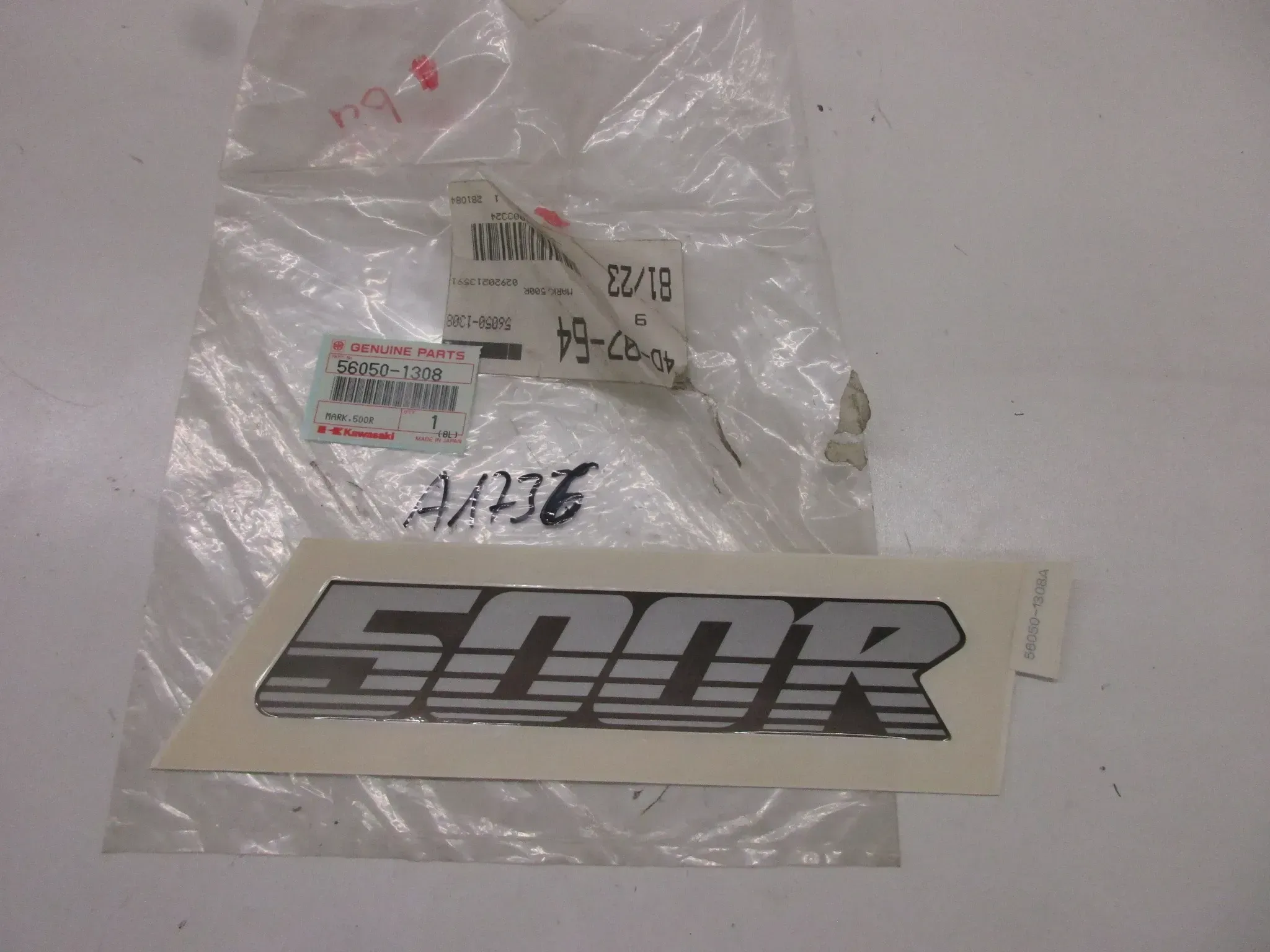 A1736 Kawasaki GPX 500 R Aufkleber Verkleidung Emblem 56050-1308 Dekor Original - Bild 1