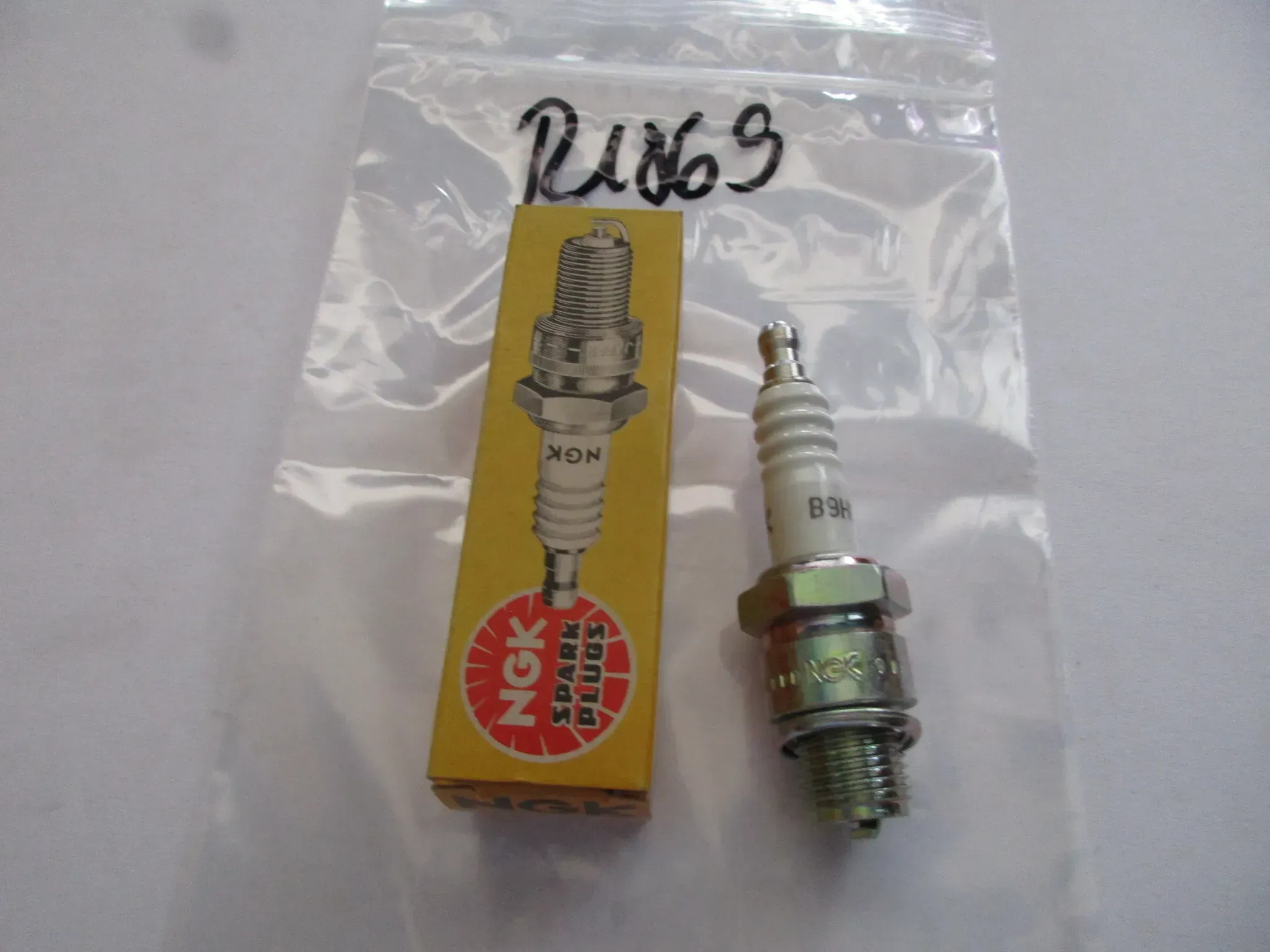 R1869 NGK B9HCS Simson Sachs Piaggio Zündkerzen Ø 14 mm Oldtimer Motor - Bild 1