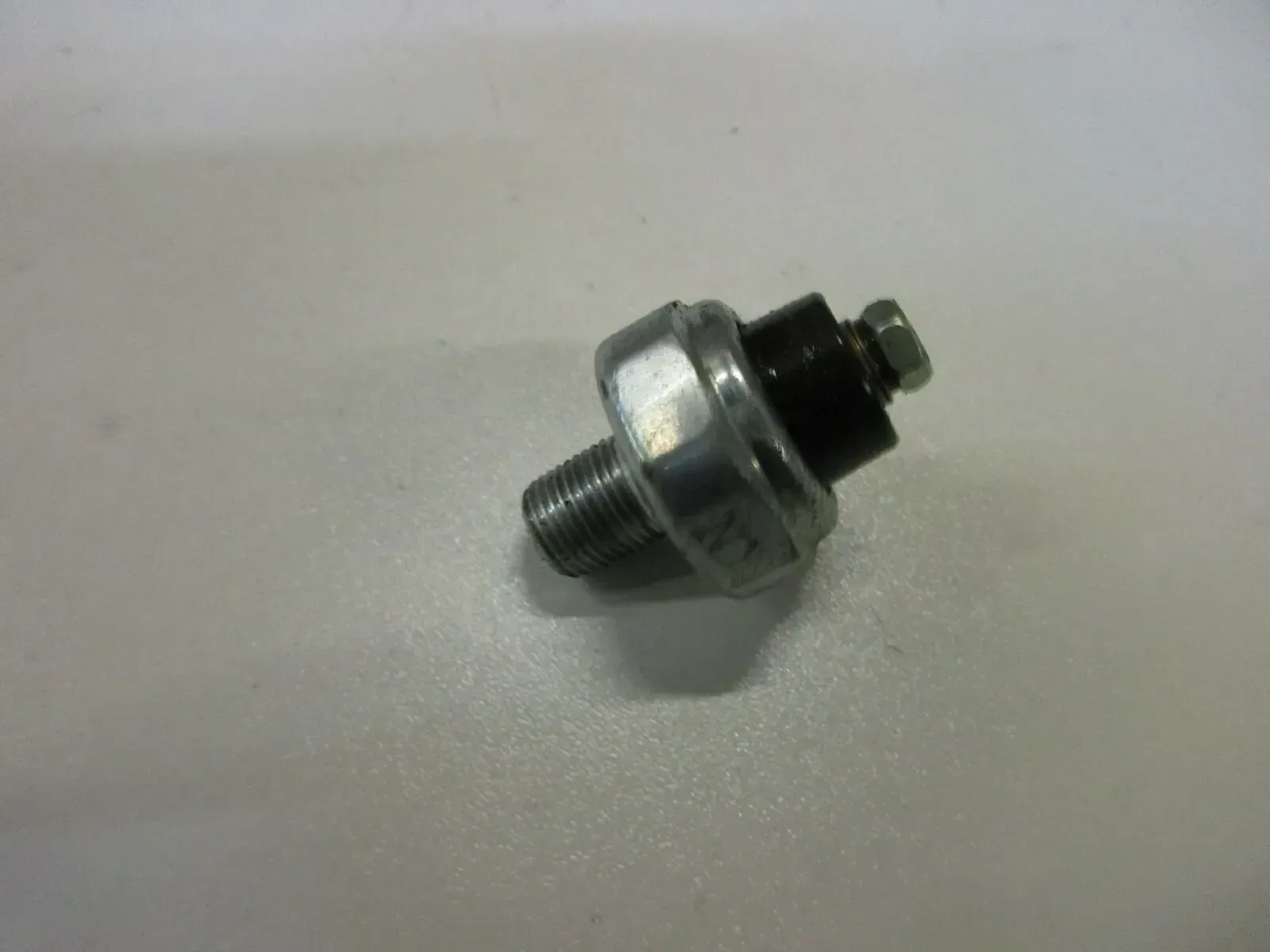 O. Suzuki GSX 600 F GN72B Öldruckschalter Sensor Schalter Motordeckel Motor - Bild 1