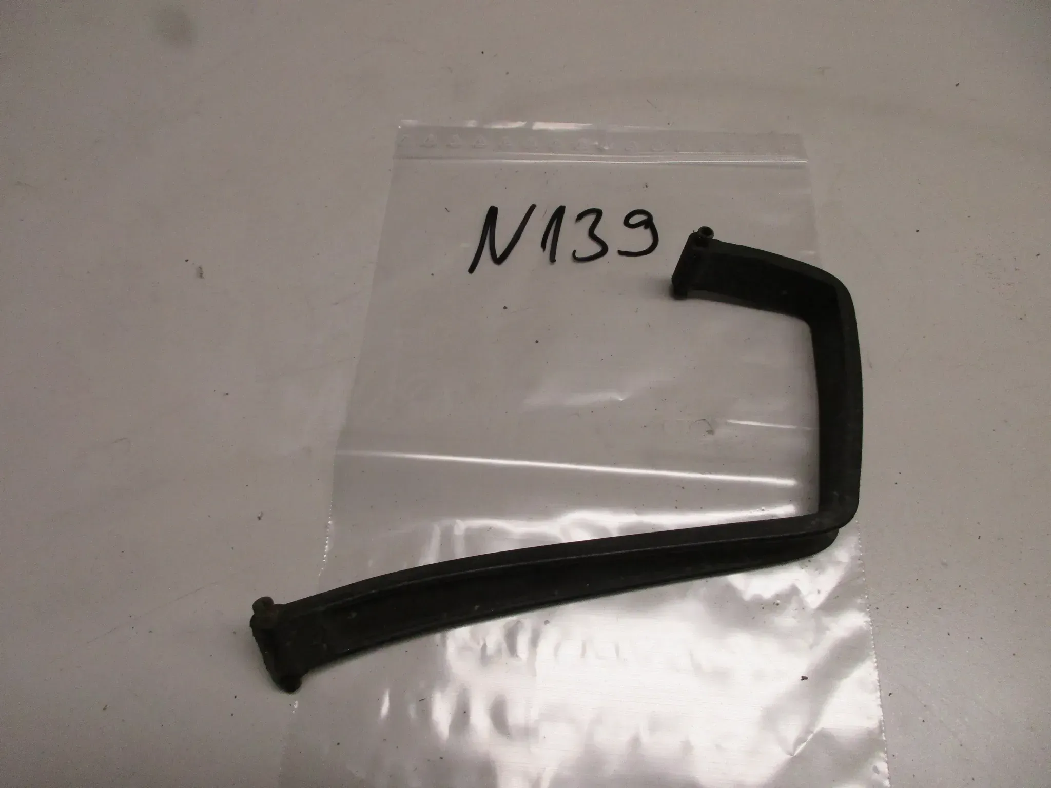 N139 BMW R 850_1100 Batteriehalter 6121 Sicherungsgummi Halteband - Bild 1