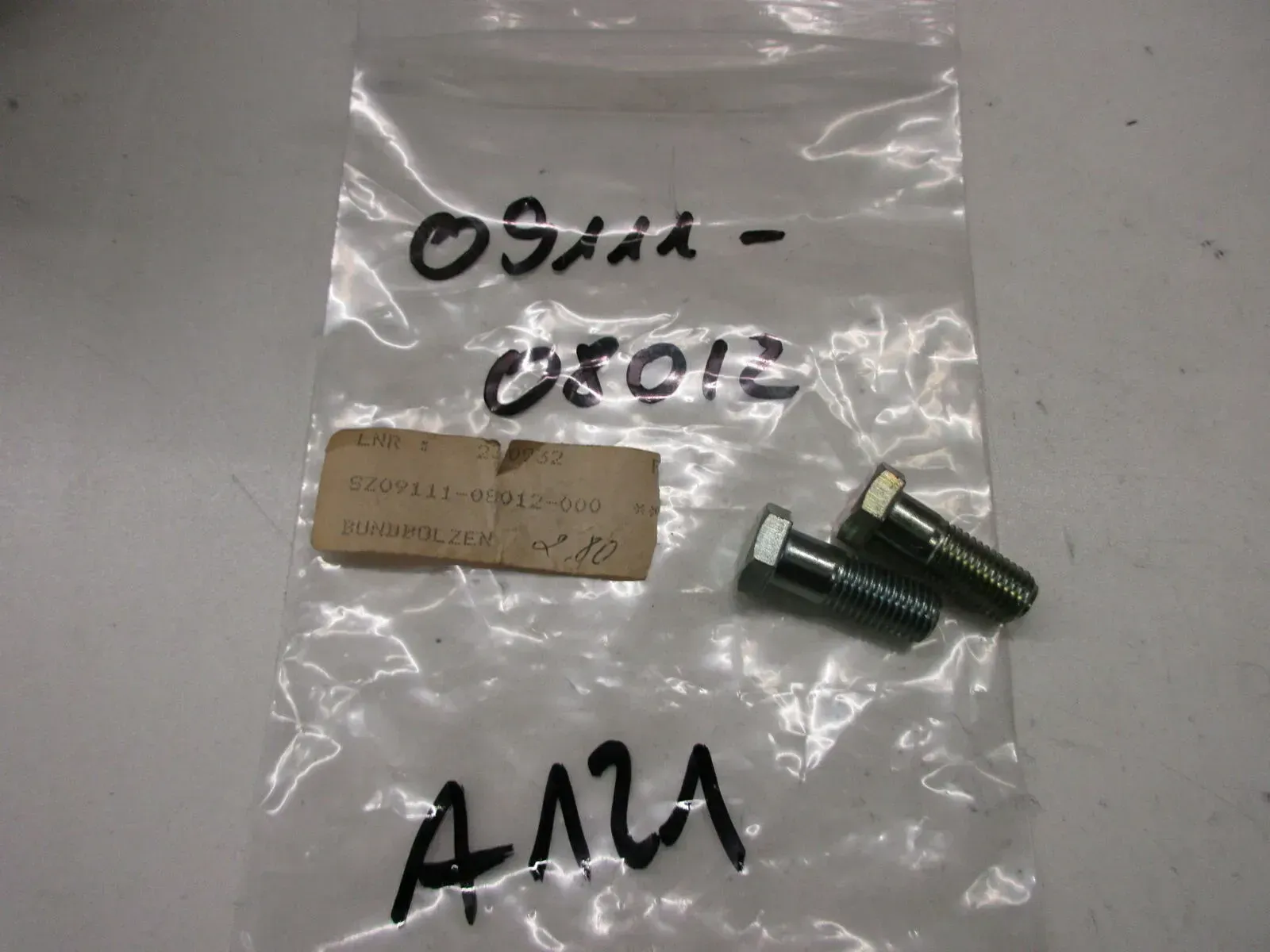 A121. Suzuki GN 125_400 Schraube für Schwinge Bolzen Rahemn bolt 09111-08012 - Bild 1