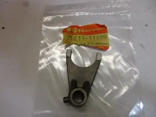 E519. Suzuki GT 250 Schaltklaue Schaltgabel 25211-11300 Getriebe Motor Gang - Bild 3