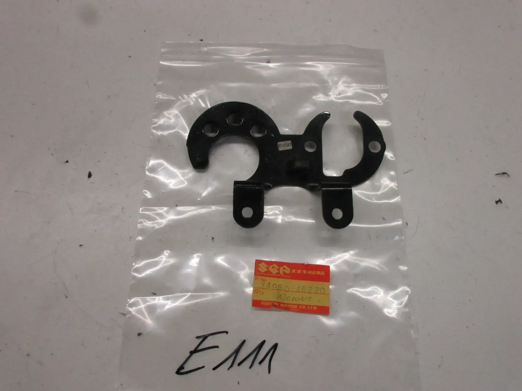 E111. Suzuki TS 100 Tachohalter Instrumentenhalter 34950-46220 Cockpit Träger Tacho - Bild 1