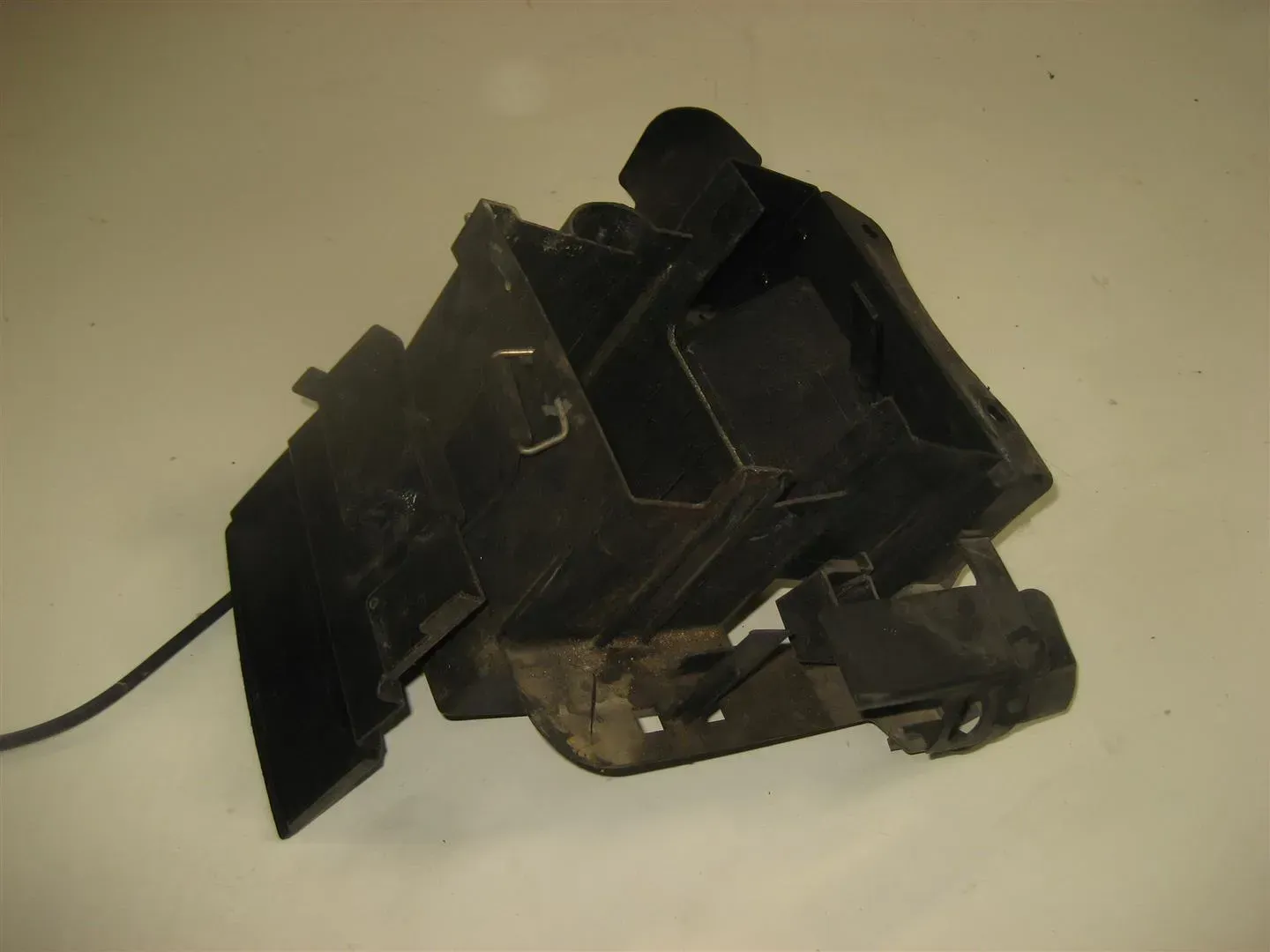 3. HONDA CBR 1000 F SC21 VERKLEIDUNG BATTERIE BATTERIEFACH BATTERIEKASTEN DECKEL - Bild 1