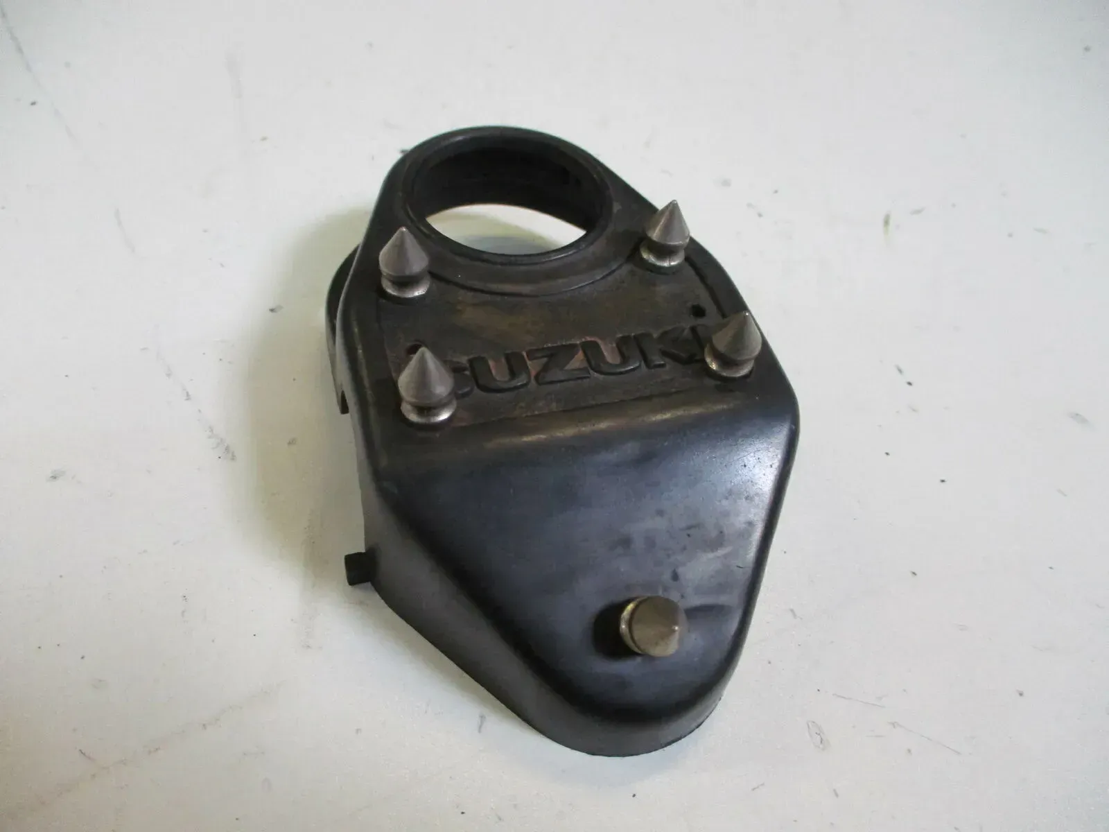 2. Suzuki GN 125 NF41A Zündschloßabdeckung Verkleidung Zündschloß Gabel oben - Bild 1