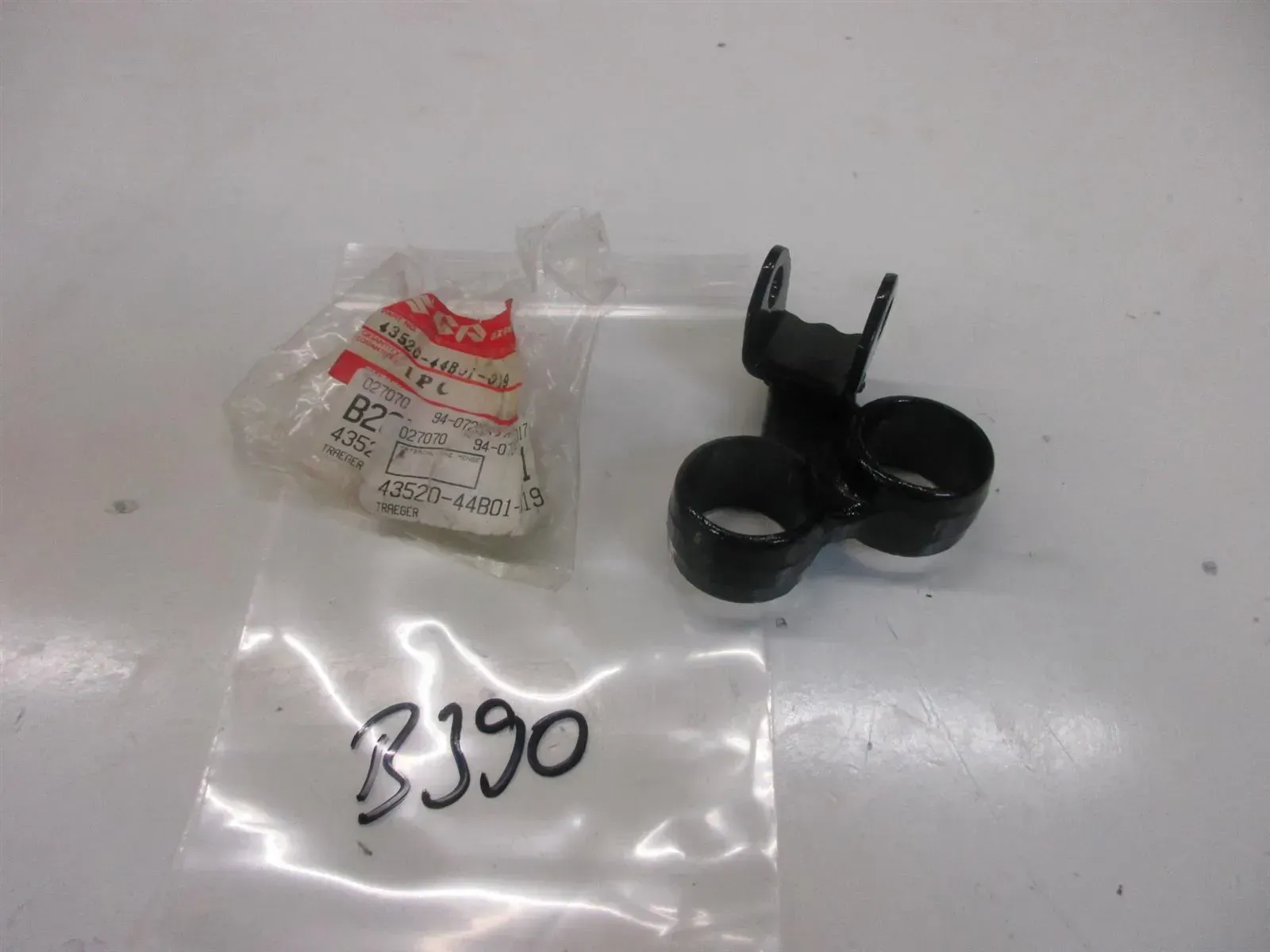 B390. Suzuki DR 750_800 S Fußrastenhalter vorne links Fußraste 43520-44B01 - Bild 1