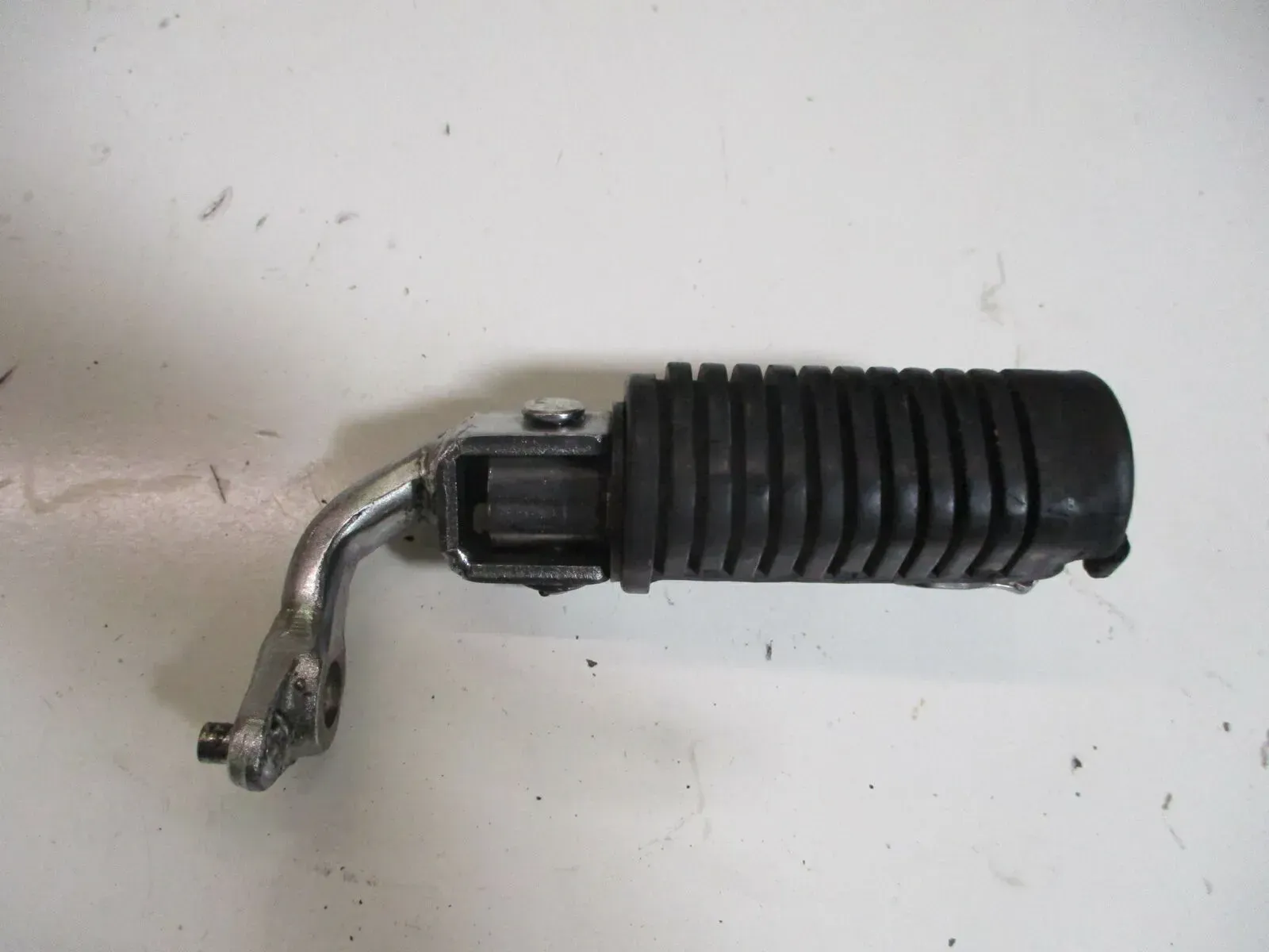 Honda CB 650 C_SC RC 08 Fußraste vorne rechts Fußrastenhalter foot rest front ri - Bild 1