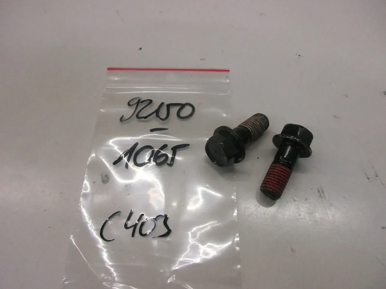 C403. Kawasaki Ninja 250 R ZX-6 Schraube M10 x 25 Hauptständer bolt  92150-1065 - Bild 1