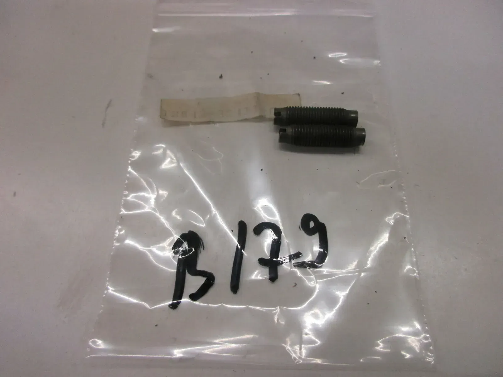 B179. Suzuki DR 100_125_200 Schraube Einstellschraube Nockenwelle 12842-32411 - Bild 1