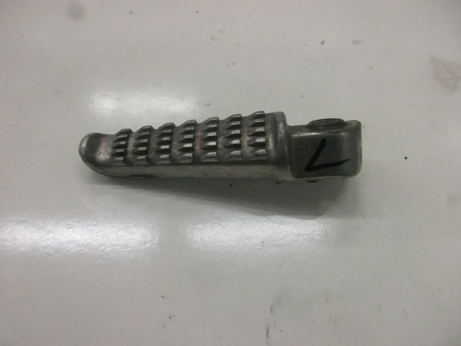 Kawasaki ER-6 N ABS ER650A Fußraste hinten links Soziusratse Fussraste - Bild 1