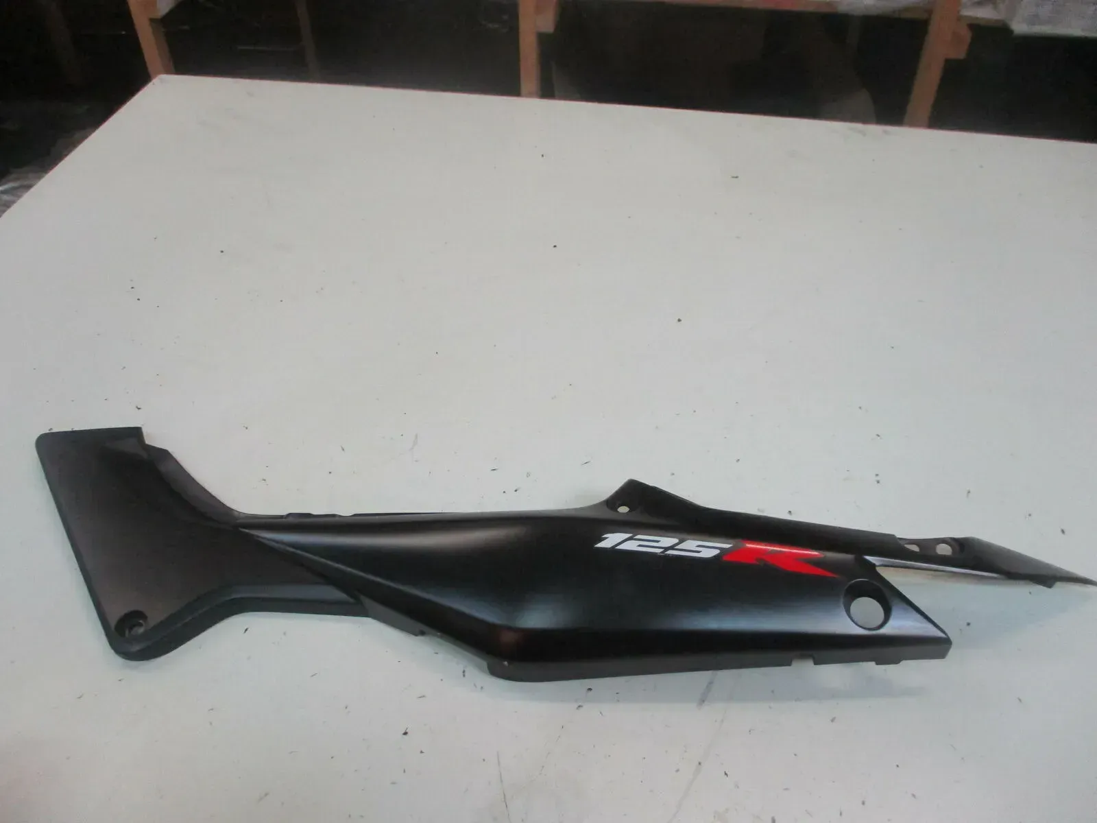 Honda CBR 125 R JC34 Verkleidung Sitzbank Seite links Seitenverkleidung hinten - Bild 1