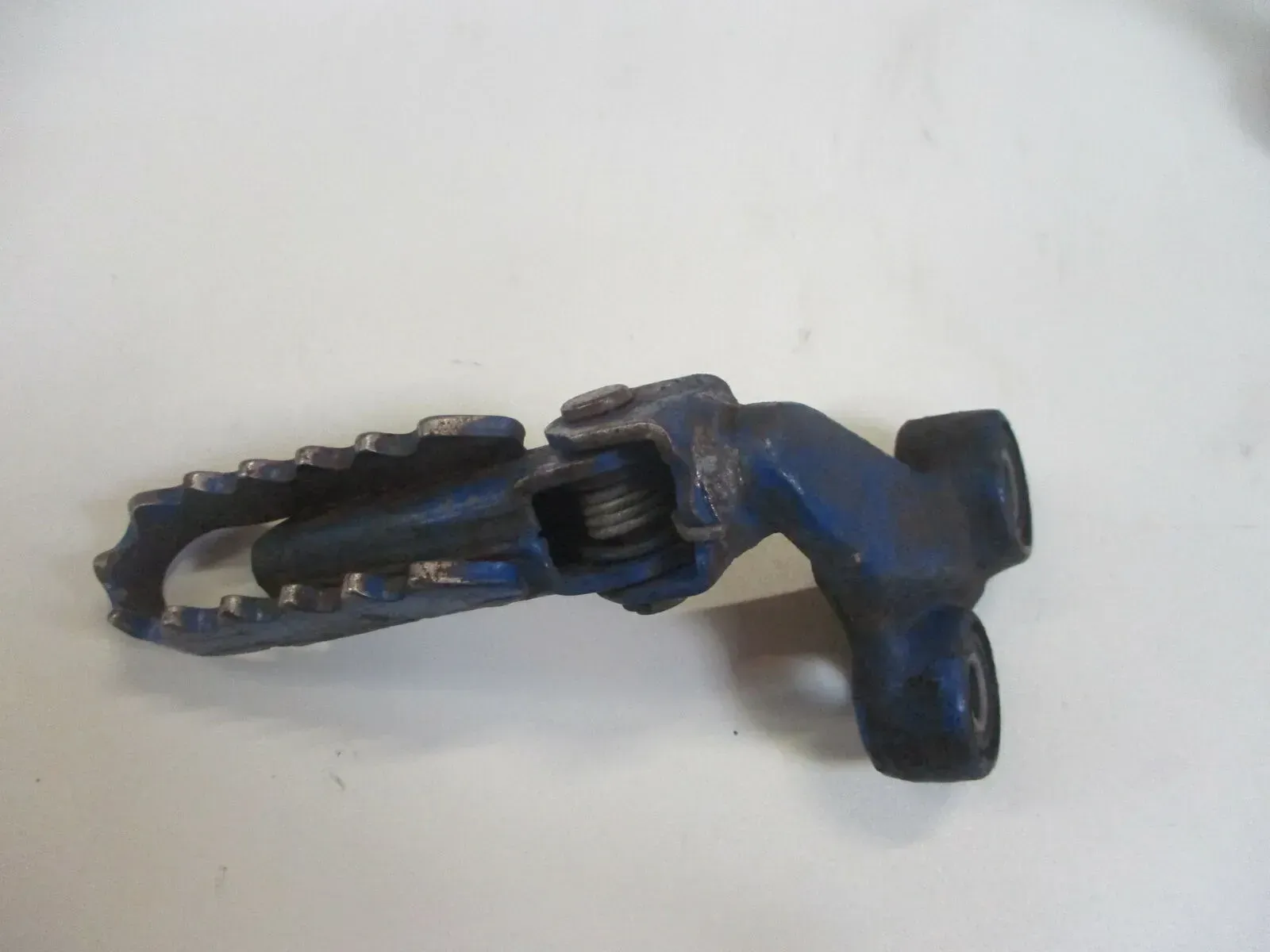 1. Suzuki DR 650 R_RU SP 41 B Dakar Fußraste vorne links mit Fußrastenhalter - Bild 1