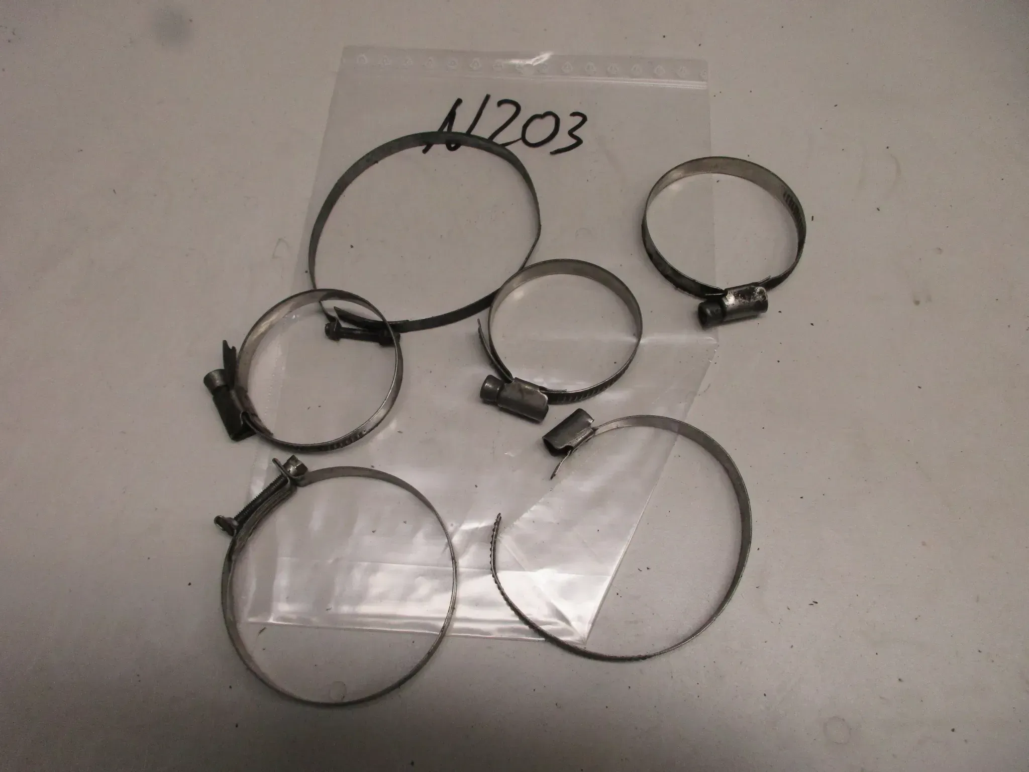 N203 BMW R 80_100 RT Ansaugstutzen Rohrschellen Halter Kleinteile Flansche - Bild 1