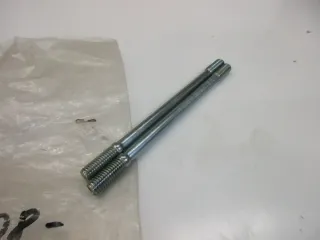 A468. Suzuki GS 550 E Schraube Stehbolzen Motor Zylinder Bolzen 09108-08051 - Bild 3