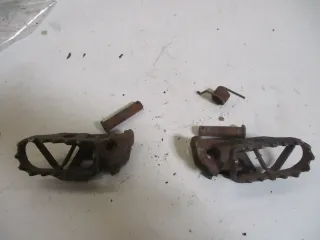 1. YAMAHA YZ 125 Typ 55 Y Fußraste vorne rechts links mit Bolzen - Bild 1
