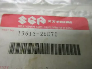 A86. Suzuki GSF 600 S Vergaseradapter Schraube Bolzen Hülse Halter 13613-26E70 - Bild 3