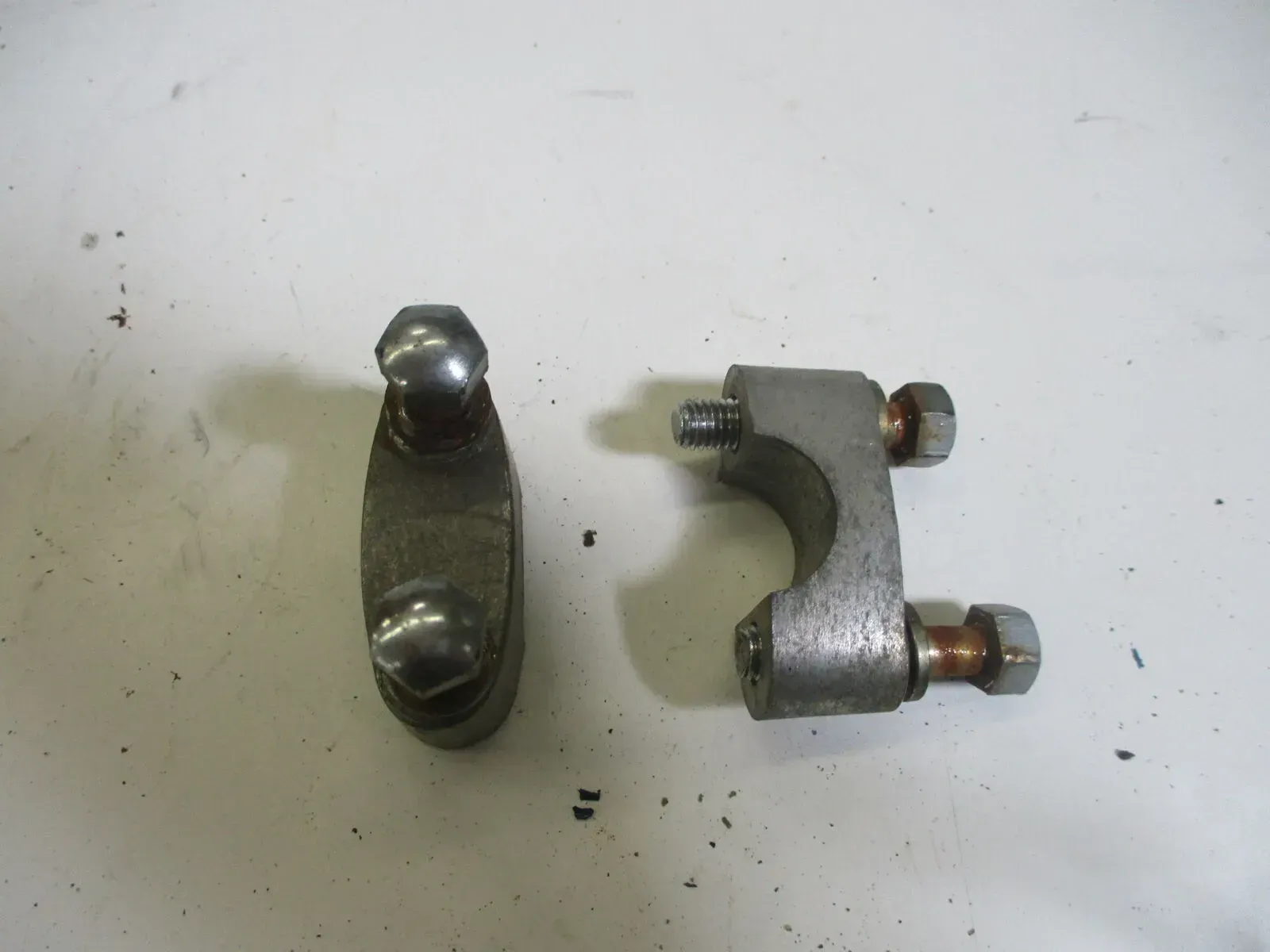 Suzuki TS 250 Lenkerhalter Lenkerklemme Halter Klemmung Lenker Schrauben Bolzen - Bild 1