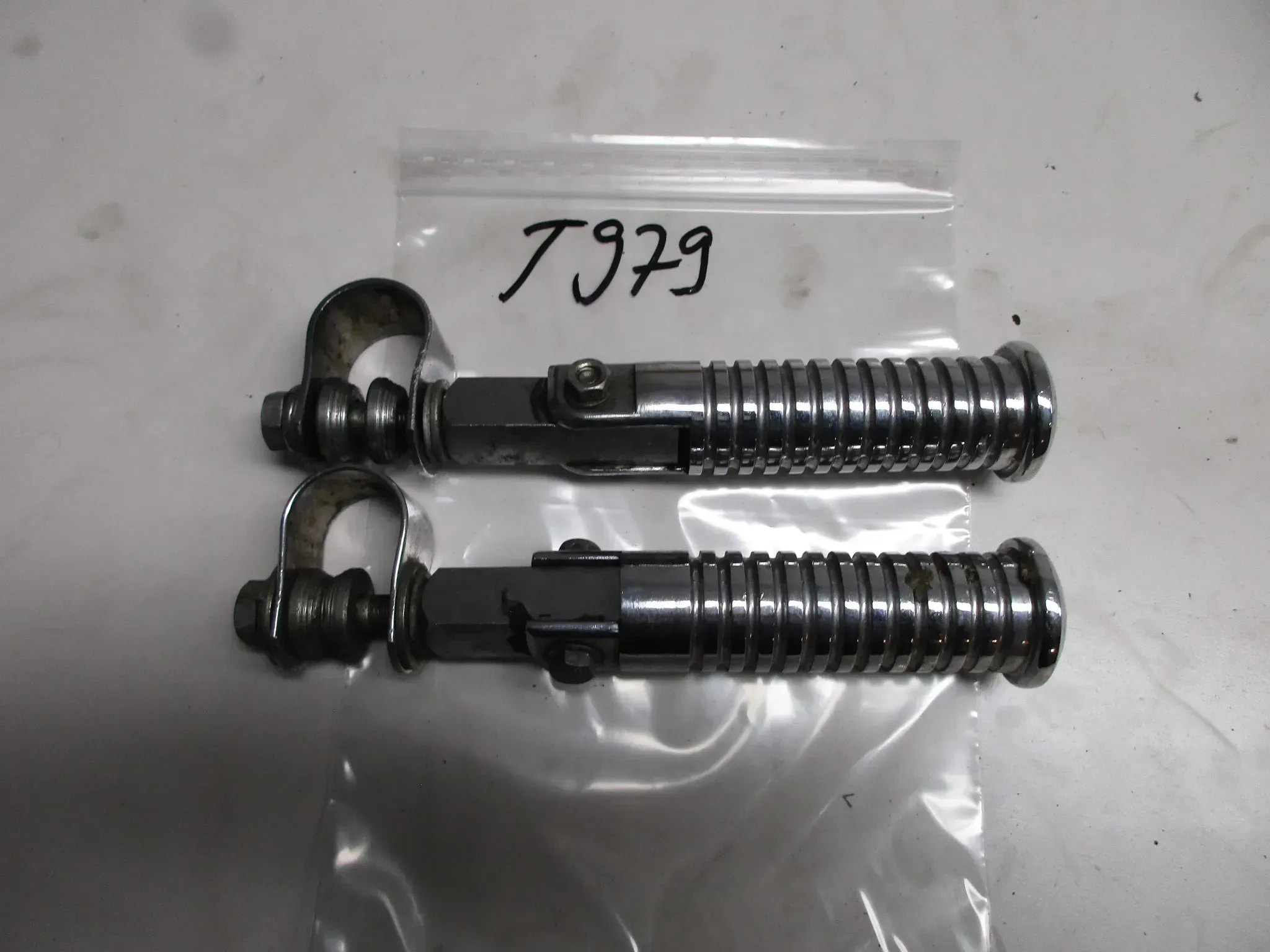 T979 Honda Kawasaki Yamaha Fussraste hinten rechts oder links Sozius Chopper - Bild 1