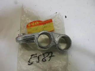 E587. Suzuki GS 550_650 E Fußrastenhalter vorne rechts 43511-34510 Fußraste - Bild 4
